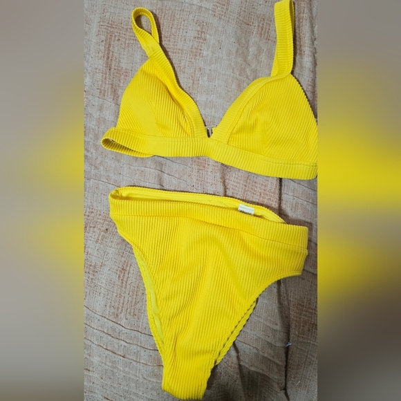 NWT Hollister Yellow  Bikini Set Medium Top And Small bottom - Picture 1 of 5